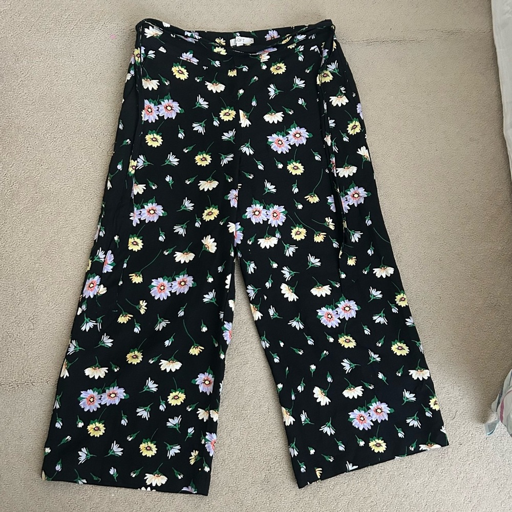 LOFT • Women’s Medium • floral wide leg crop pants